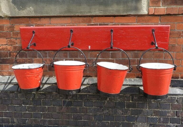 Why fire buckets usually do not have a flat bottom?