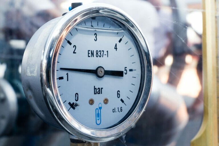 Why some pressure gauges are filled with liquid?