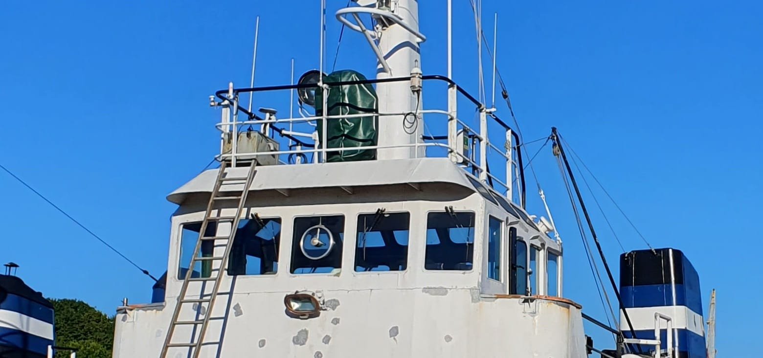 What are those spinning discs on ship windows?
